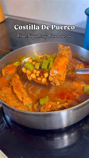 Costilla de Puerco con Nopales y Garbanzos . Receta: Costillas de puerco Garbanzos Nopales 7 pimientas negra 2 clavos de olor 2 dientes de ajo Salsa: 3 jitomates, 3 Chiles morita, 4 chile de arbol o algusto, 2 dientes de ajo, 1 cucharada de consome de pollo, agua Recipe . . #comidamexicana #mexicanfood #costillas #salsaroja #guiso #tortilla | El Mas Carbon