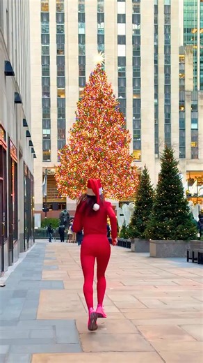 MERRY CHRISTMAS FROM NEW YORK 🎄❤️🎅🏻 Running in front of the Rockefeller CHRISTMAS TREE is magical 🥹 ——— BUON NATALE DA NEW YORK 🎄❤️🎅🏻 Correre di fronte all’ALBERO di NATALE del Rockefeller Center è così magico 🥹 #christmas #newyork #running #merrychristmas #reels | The Fashion Jogger