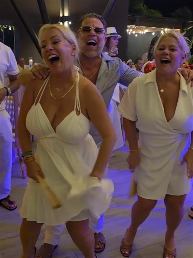 Hermanos disfrutando sin IA — baile y diversión en familia