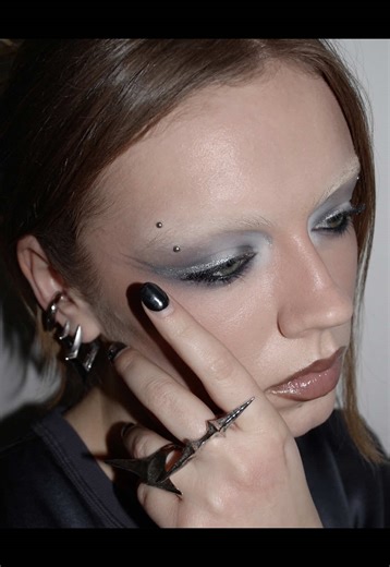 Exploring Chrome Liner Techniques with Kaleidos Makeup