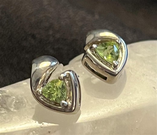 Sterling Silver Peridot Stud Earrings – Trillion Cut Green Gemstone - Etsy