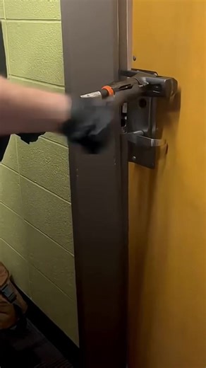 Holmatro T1 tool for any task!! #hydraulicpress #dooropen #forcibleentry #voorjou #dooropener