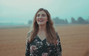 Catholic singer whose vocal injury taught her God's love launches her new album - Rome Reports