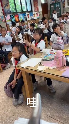 Cách áp dụng AI cho học sinh cấp 1 trong một giờ học mỹ thuật. Cre: lixiaoming6039. | Code toàn bug