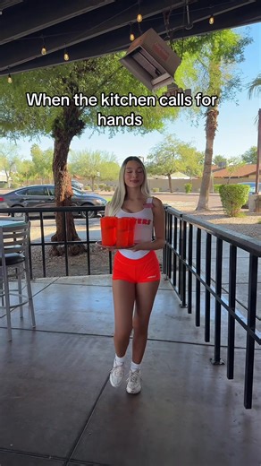 All hands on deck! It’s NFL Sunday at Hooters! 🤣🙌 #NFLSunday #HootersArizona