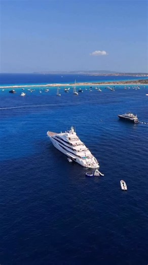 The 91m superyacht Lady Lara balances sculptural drama with timeless Hollywood glamour ✨ “There’s drama and a sculptural effect close up, but from a distance you have beautiful, elegant lines.” Is she one of the most striking profiles on the water? Follow the link in bio to read more. 📹 @yachtstemple | BOAT International