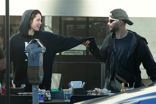 思わず二度見！ K-POPデビューしたブラピの娘シャイロ、19歳の時の母アンジェリーナ・ジョリーに激似と話題に。｜Culture｜madameFIGARO.jp（フィガロジャポン）