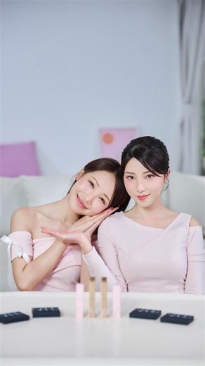 米露迪 Melody Ma on Instagram: "睇完片有Giveaway記得睇到尾！ 情人節心動二選一？why not both? 等我哋一齊分享約會最愛妝容啦 我哋咁有默契，一齊揀咗 NARS Deeply Blooming 情人節系列 送俾對方🫶🏻 由曖昧期嘅臉紅紅💓 到熱戀期嘅心跳加速🔥 今次用唔同胭脂＋唇膏 直接化俾你哋睇～ 胭脂一掃即刻有拍拖感🌸 個嘴水潤到好想令人錫多啖💋 情人節就應該咁犯規😌 🎁 重點！！有 Giveaway！！ 喺下面留言👇 💌「一句你覺得最令人心動嘅情人節說話」 我哋會揀 3 位最有創意嘅姊妹 送出 Deeply Blooming 系列唇膏＋胭脂套裝 快啲留言啦～我哋睇緊㗎👀❤️ #NARSHK #NARSHongKong #MakeUpYourMindHK #DeepenYourDesire #ColorWorthCraving"