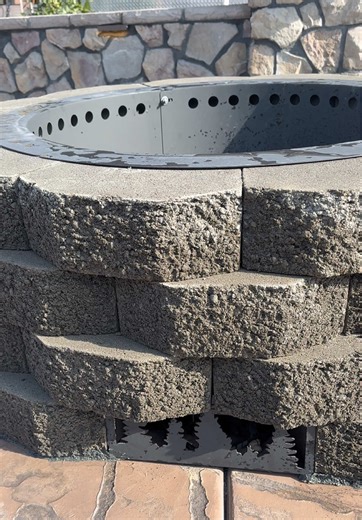 ¿Sabes para qué sirven estas ventilaciones y el anillo en una fire pit? 🔥👀 Déjame tu opinión. #FirePit #Fogata #OutdoorLiving #BackyardDesign #ConstructionLife