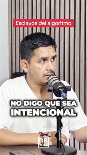 Los creadores son esclavos de las apps. Los que creamos contenido somos esclavos del algoritmo. La gente tal vez no se da cuenta bien, pero el algoritmo te premia cuando tú haces lo que él quiere que hagas. Y te castiga cuando haces cosas que él no quiere que hagas. Ejemplo fácil: tú publicas en YouTube videos de un determinado tema semanales. Dejas de publicarlos durante dos años, vuelves a publicarlos, no le va a ir bien a ese video porque el algoritmo te va a castigar. No digo que sea intenci