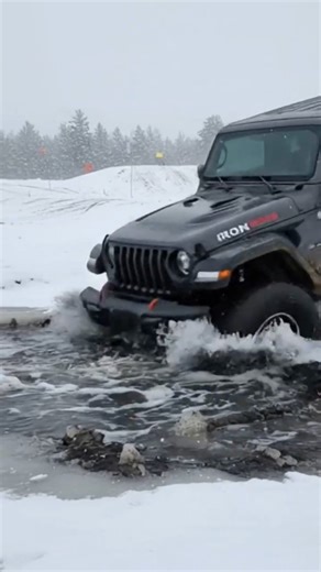 Jeep Went Through ICE WATER… Then Climbed a Snow Wall 😳
