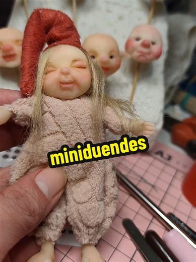 Te muestro otra carita de los miniduendes,si querés aprender a hacerlo completo pedime info para el aula que ya casi está pronta. #clayart #uruguay🇺🇾 #porcelanafria #duendes #tutorial