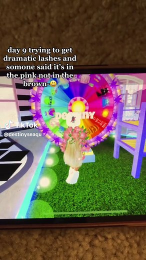 How to Get Dramatic Eyelashes in Royale High