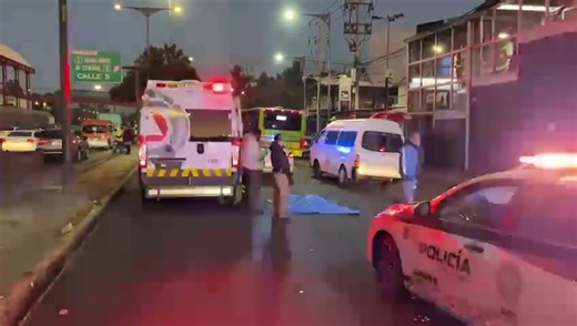 🔴 Un hombre que ayudaba a la gente a cruzar los carriles laterales de Zaragoza, sobre todo la que descendía del transporte público, murió atropellado por un camión de la ruta 104. El accidente ocurrió en la esquina de Zaragoza y calle 6, justo afuera del metro Canal de San Juan. Vía: Isidro Corro | Azteca Noticias