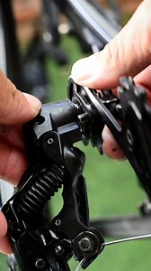 How to remove and install a Shimano R7000 rear derailleur It’s easier than you think 🔧⚙️ มีคนขอให้ทำคลิป ถอดขาตีนผีมาครับ เค้าอยากจะเปลี่ยนไปใช้ขาตีนผีแต่งลูกรอกโตๆ จริงๆ เคยทำแล้ว แต่มันอยู่ไกลเลื่อนหานาน จัดให้ใหม่เลยด้วยความยินดีครับ 😊 #shimano #bikeservice #bikemaintenance #cycling #roadbike #diy | Tor Nueangjamnong