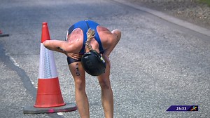 GÅR GALT: Lotte Miller klarer ikke å komme seg unna når det blir sykkelvelt foran henne i feltet, og går i bakken.