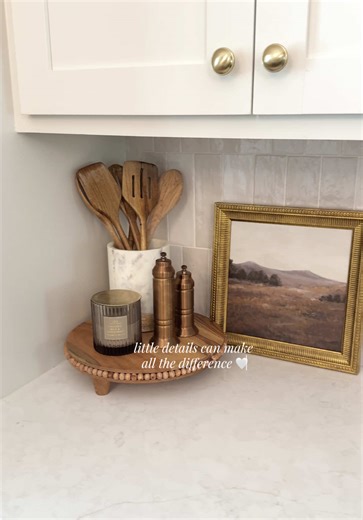 Little details make all the difference when styling a kitchen 🤎✨ Simple countertop styling ideas that instantly make your kitchen feel warmer, more elevated, and well designed: • layered wood tones • vintage-inspired art • functional utensils on display • organic textures This little kitchen corner finally feels cozy, intentional, and finished ✨ #kitchens #cozycorner #kitchencorner #traystyling