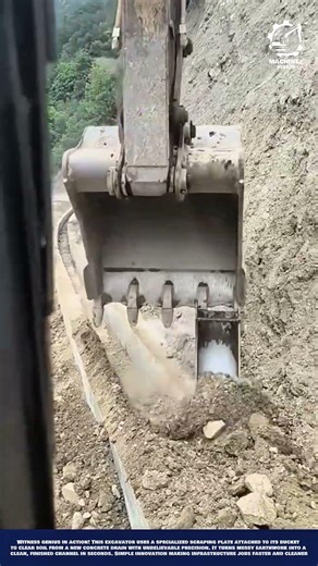 Skill Machine Excavator Attachment to Scrape Soil and Debris from Drains