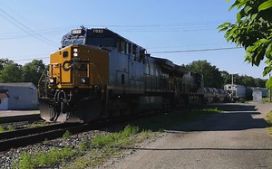 CSX 7022 与 3271 牵引混合货车通过 Locust St道口