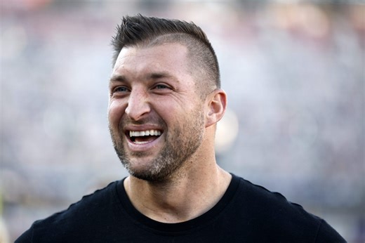 Former Broncos' Tim Tebow and Terrell Davis head back to Colorado this month - 98.5 KYGO