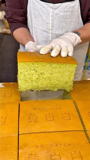 京都で外国人にも人気の抹茶台湾カステラ。しっとり食感に抹茶の味わいが口の中に広がってきてそこに小豆の甘さが加わって食べやすかった！