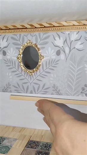 Lilli on Instagram: "🩷🐭Diy dollhouse wainscoting for the bathroom 🩷🐭#diy #dollhouse #bathroomdesign #mini #progress"