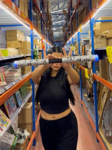 👶 𝐒𝐡𝐤𝐨𝐩 𝐢 𝐀𝐫𝐭ë 𝐢 𝐒𝐮𝐧 𝐖𝐮𝐤𝐨𝐧𝐠 𝐌𝐞 𝐊𝐚𝐫𝐢𝐤𝐢𝐦 𝐝𝐡𝐞 𝐇𝐚𝐩𝐣𝐞 ✅ Lodër unike për fëmijë që sjell në jetë botën e fantazisë dhe aventurës. ✅ Ideal për lojëra kreative, festa apo aktivitete argëtuese në shtëpi dhe jashtë. ✅ Ofron ndriçim me shtatë ngjyra të ndryshme. ✅ Shkopi është i pajisur me bateri të integruar 500mAh me karikim. ✅ Ka gjatësi 56 cm kur është i mbyllur dhe arrin deri në 93 cm kur hapet plotësisht, me diametër 4 cm. ✅ I lehtë për t’u transportuar dhe përdor