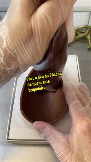 O cardápio da Páscoa 2026 chegou! ✨🍫🐰 Foram semanas testando receitas, ajustando detalhes e preparando cada sabor com um único propósito: fazer parte das lembranças boas da sua Páscoa! Temos ovos de colher, ovos de casca recheada, itens presenteáveis como mini ovinhos, cookies e pães de mel, o nosso kit mini confeiteiro personalizado e exclusivo. Além do nosso amado bolo de cenoura pra sua sobremesa do domingo de Páscoa! 💌 Encomendas abertas! Escolha seus favoritos e faça seu pedido direto pe
