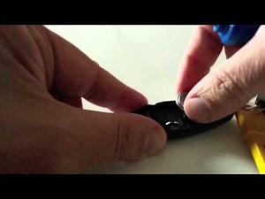 How to replace the key battery in the 2010 Ford Mondeo?