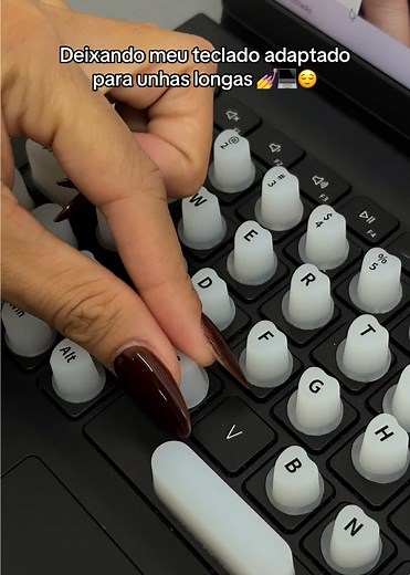 Teclado adaptado para unhas longas: como usar e ajustar