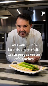 Cuire parfaitement les asperges : les conseils de Jean-François Piège Sur une planche à découper, éplucher les asperges blanches de la tête vers le pied, en plaçant son doigt au bout de la zone à éplucher, comme sur la vidéo, et en faisant tourner le légume durant l'opération. Couper le bout de l'asperge ou le casser si celle-ci est assez fine. Baguer les asperges vertes en réalisant une petite marque autour du bas du pied et en retirant ensuite les parties les plus dures, le tout à l'aide d'un 