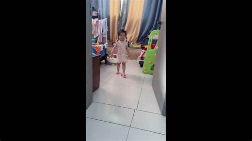 Little girl in high heels slips and falls in Shandong, China