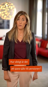 Hur viktigt är det att spara själv till pensionen? 🤔 På sikt har eget sparande en rätt liten påverkan på din totala pension. Det som spelar störst roll är dina inkomster genom hela livet och om du har tjänstepension via din arbetsgivare. Om du kan och vill spara själv så har vi några tips: 📌Du kan spara i till exempel ett ISK eller i en kapitalförsäkring. Se då till att inte betala en för hög avgift om du sparar i fonder. Ett riktmärke är att avgiften inte bör vara högre än 0.2 procent för en