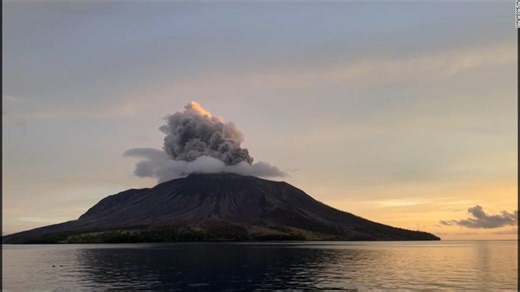Volcán en Indonesia lleva varios días en erupción. Estas son las posibles consecuencias climáticas - CNN Video