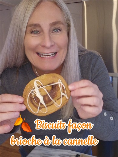 🍂 Biscuits façon brioche à la cannelle Un petit goût d’automne dans chaque bouchée ! 🍁 Des biscuits tendres et gourmands qui rappellent les délicieuses brioches à la cannelle, avec une garniture parfumée et un glaçage sucré. Une recette parfaite pour accompagner un café lors des journées fraîches d’automne ! Ingrédients: Pour la pâte à biscuits: 120 g de beurre mou 110 g de cassonade 50 g de sucre blanc 1 œuf 1 c. à thé d’extrait de vanille ½ c. à thé de sel ½ c. à thé de bicarbonate de soude 