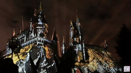 Universal's Islands of Adventure in Orlando have introduced a new projection show: "Dark Arts at Hogwarts Castle" which plays every night! How many of our followers have been to the Wizarding World? | Theme Park Review