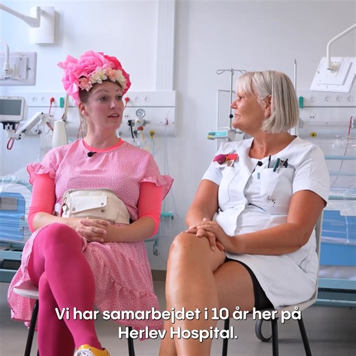 To fagligheder på ét hold🥼🔴 I over 10 år har oversygeplejerske Lene og hospitalsklovnen Flip (også kendt som Stephanie) stået skulder ved skulder, når børn skal igennem undersøgelser og behandlinger. For når børn er bange, kræver det en holdindsats. Tryghed opstår nemlig, når der er plads til både faglighed og fantasi, omsorg og opfindsomhed, præcision og poesi, nærvær og narrestreger. Og det er netop den slags rum, Lene og Flip skaber sammen🌌 | Danske Hospitalsklovne