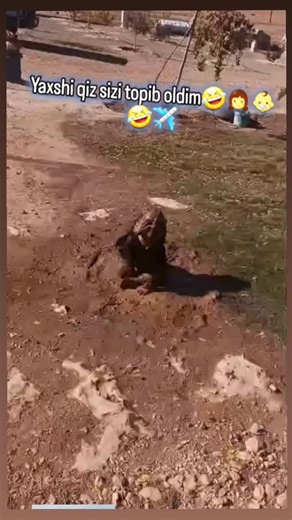 Uzbek on Instagram: "日本利用压电瓷砖将脚步转化为电能。这些瓷砖捕捉来自你脚步的动能。当你行走时，你的重量和动作会对瓷砖产生压力。瓷砖会轻微弯曲，从而产生机械应力。瓷砖内部的压电材料将这种应力转化为电能。每一步都会产生少量电荷，而数百万步结合在一起就能产生足够的电力来驱动 LED 灯、数字显示屏和传感器。在像涩谷车站这样繁忙的地方，每天大约有 240 万个脚步为这一系统作出贡献。这些电能可以被储存或立即使用，从而减少对传统电力来源的依赖，并支持可持续的城市基础设施。这种方法将日常运动转化为实用的可再生能源 #日本 #知识 #事实 #你知道吗 #推荐 #科技 #创新 #历史 #技术 #实验 #热门"