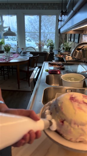 Glasstårtan som alltid gör succé. Vaniljparfait, hallonsorbet och maräng. Så gott! Receptet finns på blomsterochbakverk.allas.se Skriv glassbomb i sökrutan.