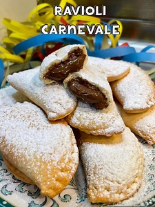 Ravioli di Carnevale al forno 🎭🥟 Li prepari in 30 minuti: ravioli di Carnevale non fritti! Guardate questa Nutella… non si secca, resta morbida e cola perfetta dentro i ravioli! 😍 ⸻ Ingredienti – Impasto • 1 uovo • 80 g zucchero • 50 g olio di semi • 50 ml latte • 280 g farina 00 • 8 g lievito per dolci • Scorza di limone Ingredienti – Ripieno • Nutella q.b. ⸻ Procedimento 1. In una ciotola mescola uovo e zucchero. 2. Aggiungi olio e latte e mescola di nuovo. 3. Unisci farina, lievito e scorz