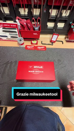 Unboxing del omaggio @Milwaukee Tool Europe alla conferenza world of solutions Roma 2026 #milwaukeetool #milwaukee #fyp #unboxings #giftbox