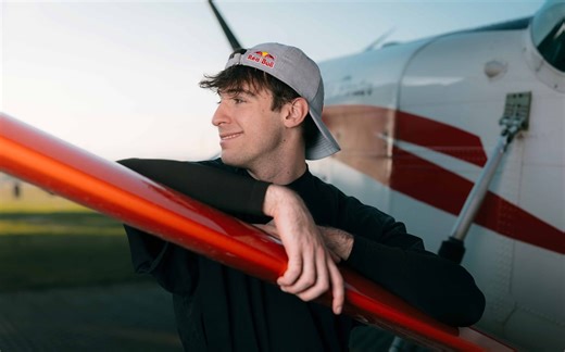 Dal gamepad al paracadute: Lollo Lacustre in volo a 4 mila metri con Red Bull