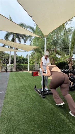 𝑫𝑨𝑵𝑰 𝑫𝑴𝑪 on Instagram: "can you hear the palm trees and waves in the background of my voice over🥹🏝️ I’ve really been working on implementing workouts into my routine no matter where I am, esp since I’m constantly on the move. It’s a bit of a struggle to find the motivation but it ALWAYS makes me feel SO good physically & mentally after I knock it out. 🤸✨"