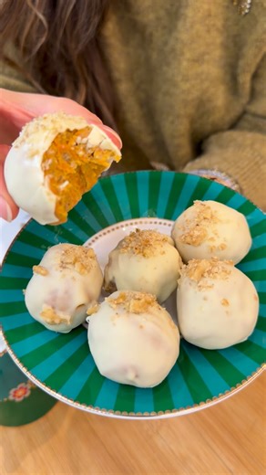 Kübra Nur Güldal 👩🏻‍🍳 on Instagram: "En sevdiğim en sevdiğimmmm😍🥕🫶🏻 Havuçlu kek topları 🥕 • 2 paket burçak bisküvi •1 çb ceviz içi • 1 adet büyük boy havuç • 1 tatlı kaşığı tereyağı • 1 çk tarçın • 1 yk şeker • 2 dolu yk taze peynir ya da labne •Kaplama için beyaz çikolata Bisküviler ve cevizi mutfak robotunda çekiyoruz Tavada rendelediğimiz havuçları tereyağı, şeker ve tarçınla oteliyoruz. Bu aşamada iyice pişip neredeyse karamelize olucak hale gelmesi lezzetti arttırır c2 Çektiğimiz 