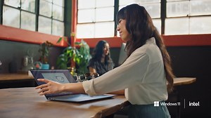 인텔® 코어™ 프로세서 기반의 스타일리시한 새로운 Windows 11 PC에서 작업, 창작, 여가를 하루 종일 즐기세요. | Microsoft Korea