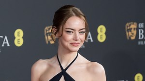 Alfombra roja Premios BAFTA 2026: la elegancia del negro conquista a Emma Stone y Mónica Belluci
