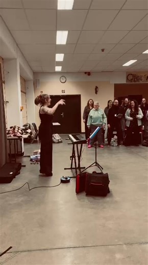 Allez, un 2e extrait ⚡️ préparation des concerts avec SAULE avec les choeurs de Sing For The Moment ASBL dirigés par Emeline Burnotte - Cheffe de choeur ♥️ | Emeline Burnotte - Cheffe de choeur