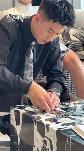 337K views · 8K reactions | Bo's eyes are full of desire for the puzzle "I press! I solve!"  He doesn't care about our sweet girl at all 博哥眼里全是对拼图的渴望“我按！我拼！”完全顾不上俺们甜妹～#月色入我怀 #月色入我怀大叔甜妹超甜恋爱 #花絮 #短剧 | 黄文博 短剧演员 | Facebook