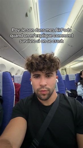 Comment survivre à un crash d’avion : Et non, les chances sont extrêmement faibles. Mais le plus intéressant, c’est que la majorité des gens meurent souvent à cause de mauvaises réactions… pas uniquement à cause du crash lui-même. 1- Compte le nombre de rangées jusqu’aux sorties. Avant même le décollage. Parce qu’en cas de fumée, tu pourrais ne plus rien voir. Et ton cerveau paniquera beaucoup plus vite que tu ne l’imagines. 2- Garde tes chaussures pendant l’atterrissage. Ça paraît idiot. Mais b