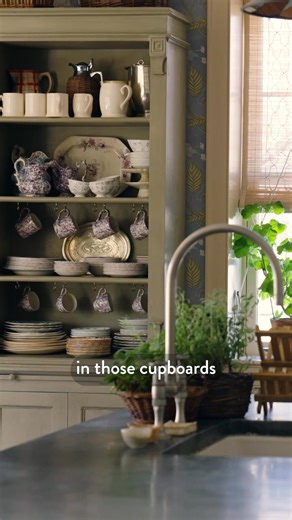 We are delighted to announce we have added some new lessons to ;The Advanced Guide to Interior Design' by legendary designer and House & Garden’s ‘Interior Designer of the Year’, @ritakonig.⁠ ⁠ In the six new lessons, filmed between Rita’s studio and a client’s home in Garrison, New York, she will teach you advanced scheming principles, how to design and decorate your kitchen, alongside tips and tricks for adding intrigue to your interiors with lamps and lampshades.⁠ ⁠ These lessons are accessib